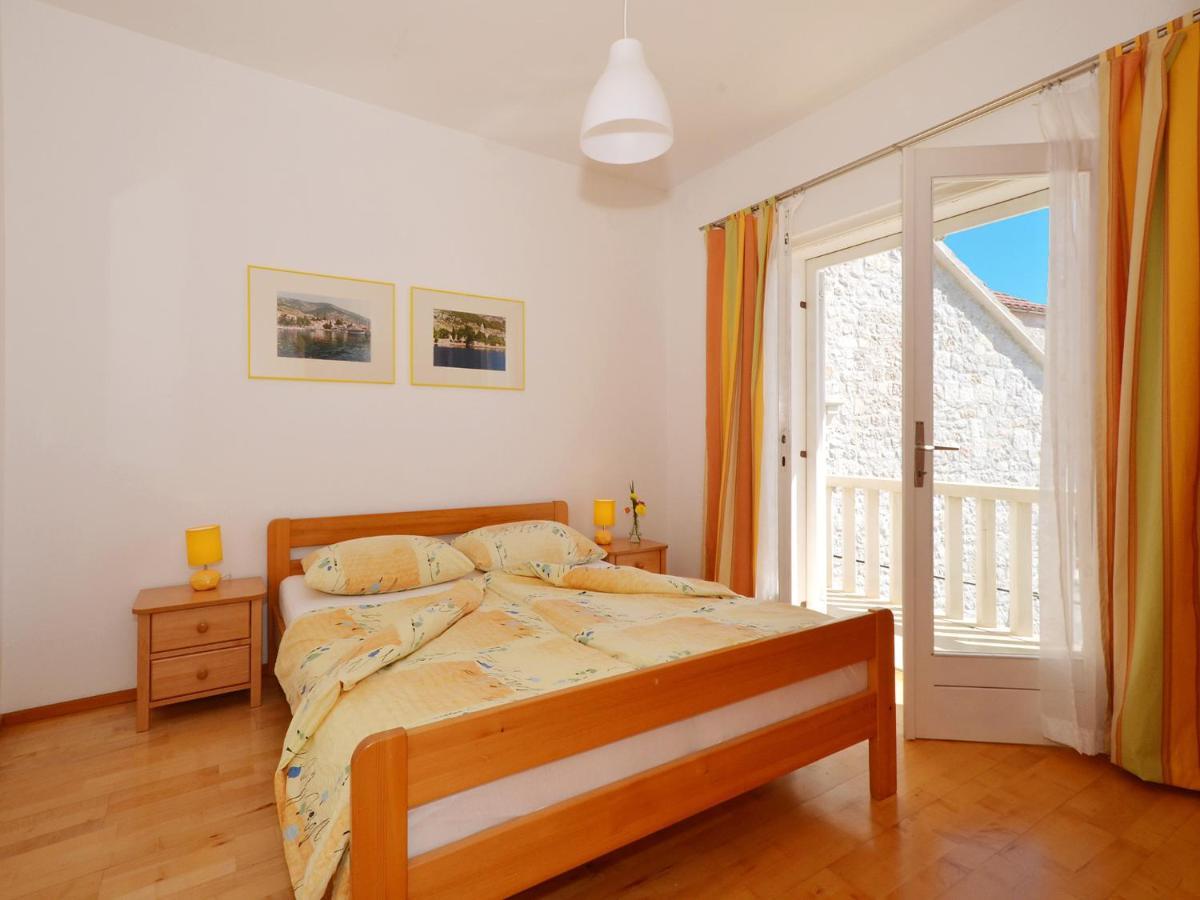 Apartments Newway Bol Bagian luar foto