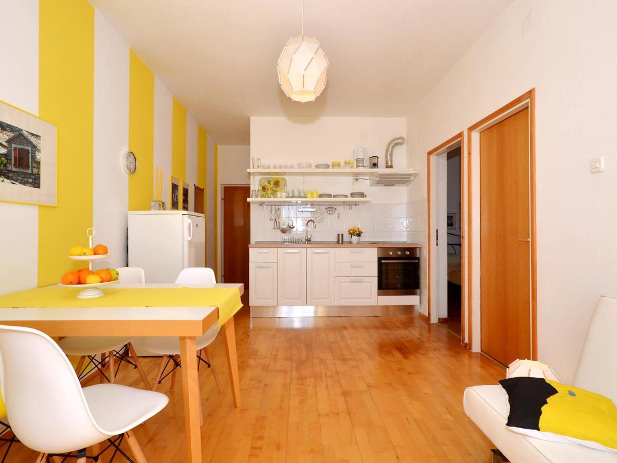 Apartments Newway Bol Bagian luar foto
