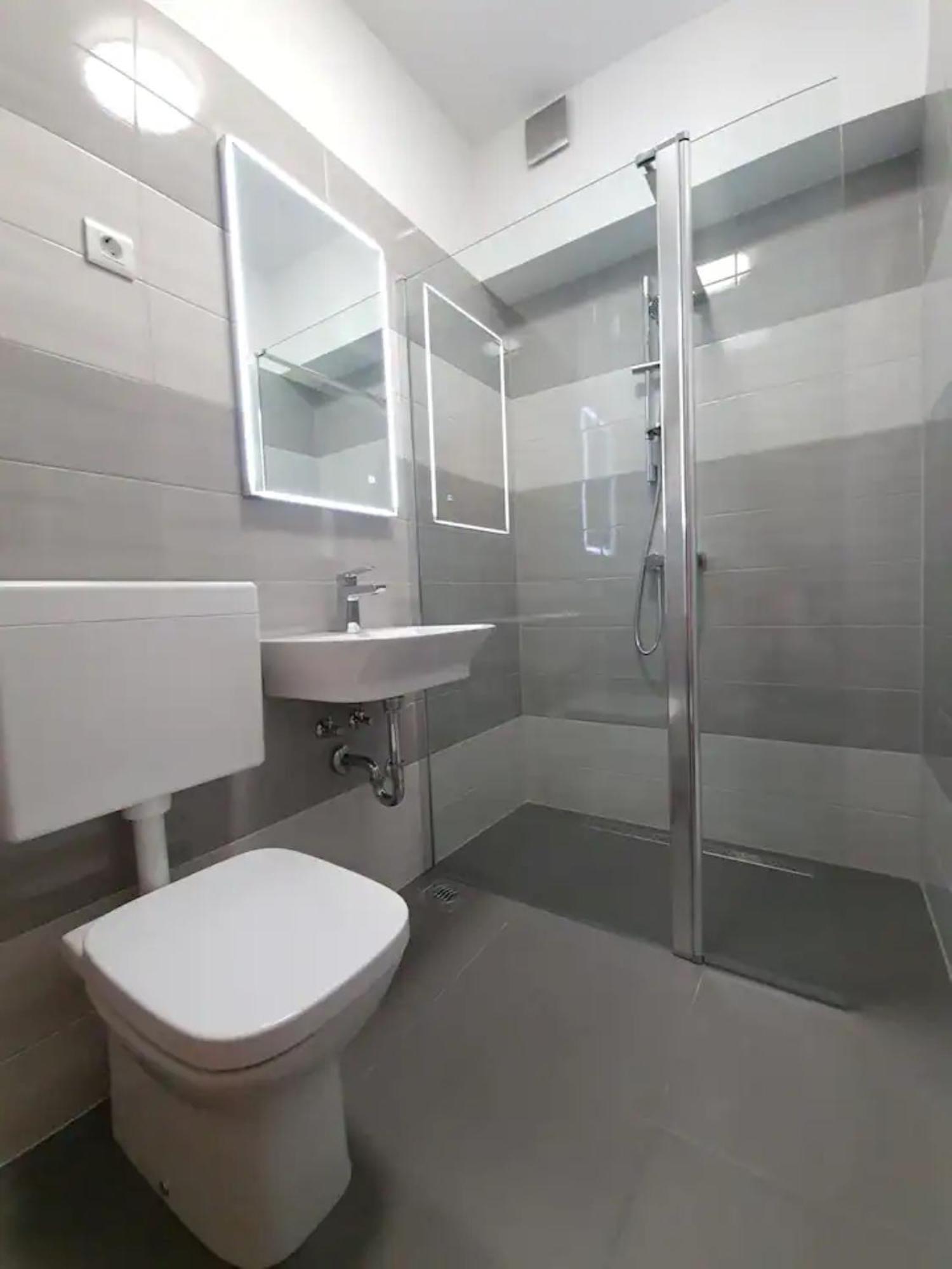 Apartments Newway Bol Bagian luar foto