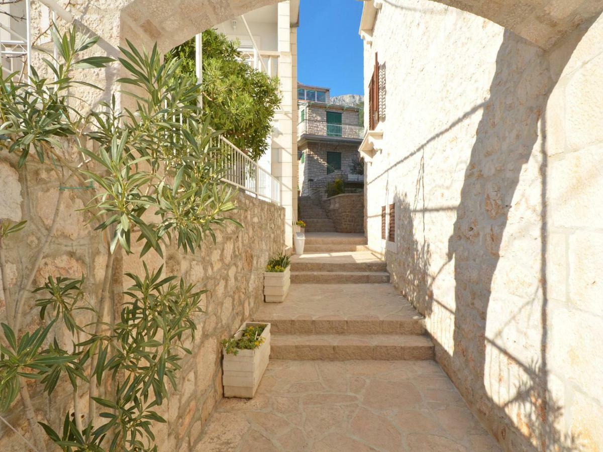 Apartments Newway Bol Bagian luar foto